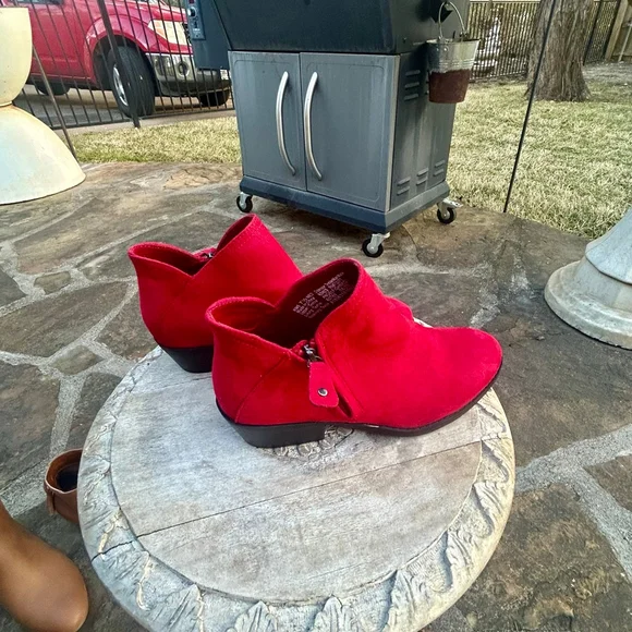 SO Red Faux Suede Zip-Up Ankle Booties - Size 7.5 - Picture 4 of 7